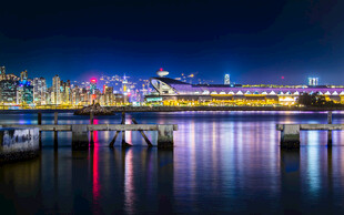 城市河畔璀璨夜景
