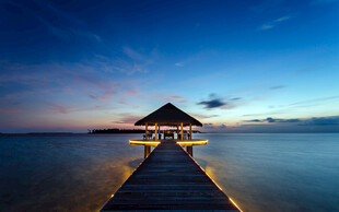 海边栈桥小屋的迷人夜景