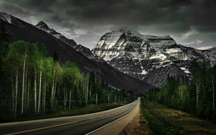 蜿蜒公路旁的壮丽山景
