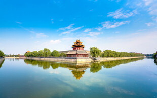 湖畔古建蓝天碧水相映