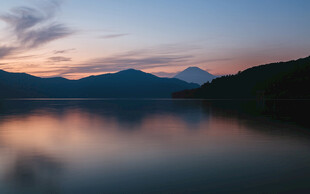 湖畔黄昏美景