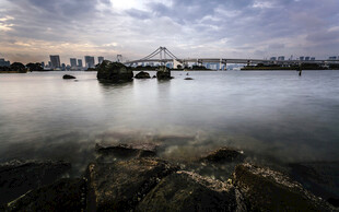 黄昏下宁静的水边风景