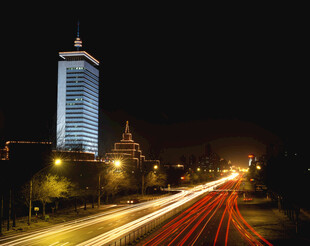 城市夜景中的高楼与车流