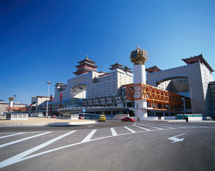 中式风格建筑的宽阔街景