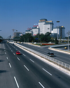 城市宽阔公路与现代建筑