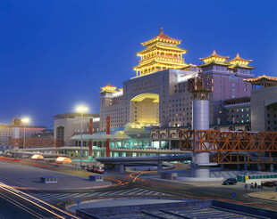 北京西站夜景璀璨