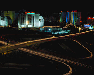 城市夜景中的交错公路