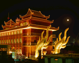 中式古建筑夜景璀璨灯火