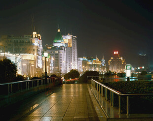 城市夜景中的繁华道路