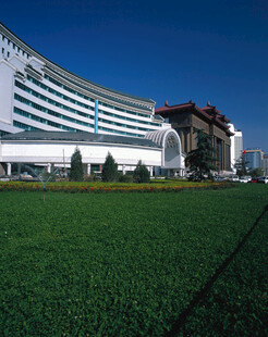 现代建筑前的大片绿地