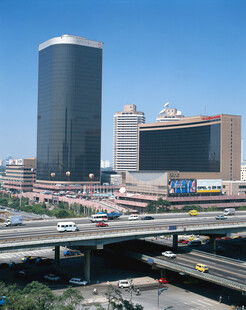 城市高架桥与高楼景观