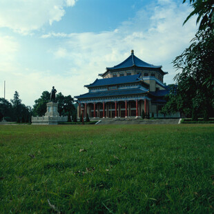 中式古建筑立于绿草地