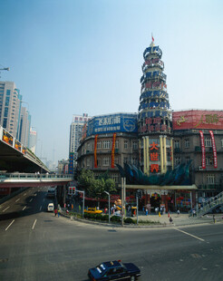 城市街头的多彩商业建筑