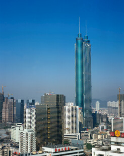 城市天际线中的摩天大楼