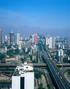 城市天际线与交通景观