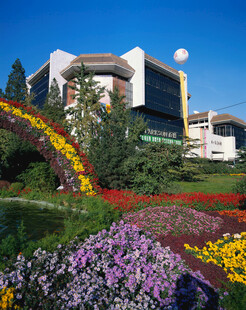 花园中的多彩建筑景观