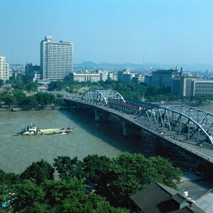 城市桥梁与周边景致