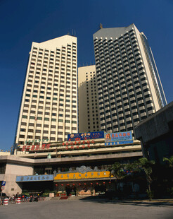 城市高楼与过街天桥景观