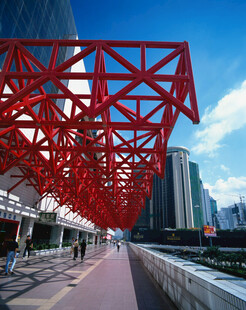 红色钢结构建筑景观