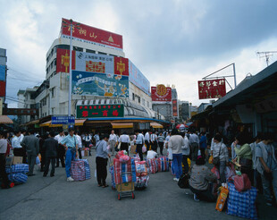 热闹的街头集市场景