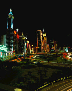 城市璀璨夜景与道路灯光