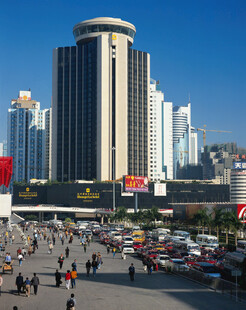 繁华都市广场热闹景象