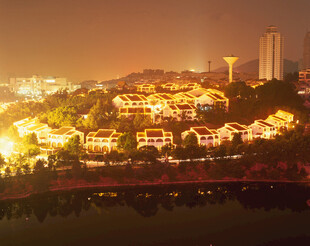 湖畔璀璨夜景古建筑群