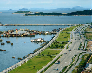 海滨公路与停泊船只美景