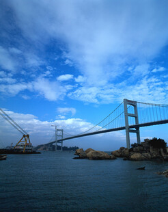 壮观跨海大桥横跨蓝天碧海