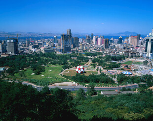 城市绿地与林立高楼景观