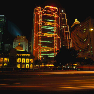 城市夜景中的璀璨高楼