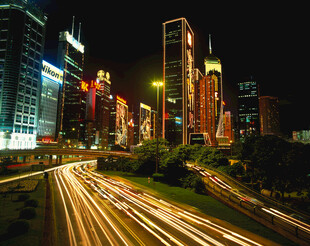 都市夜景中的车流与高楼