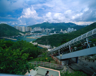 俯瞰山间观景台与城市风光