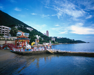 海滨彩色建筑与美丽海景
