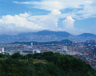 城市山峦全景风光图