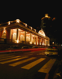 夜晚繁华建筑前的光影街景
