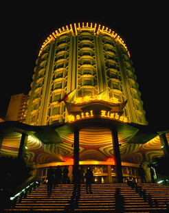 夜晚璀璨的华丽建筑