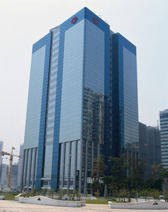 现代都市中的摩天商务大楼