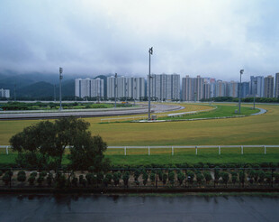 城市边缘的田野与高楼