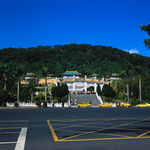 宏伟建筑与青山相映成景
