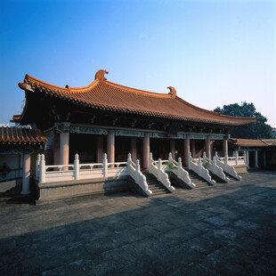 中式古建筑大殿外观