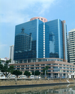 河畔现代高楼建筑群