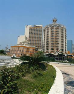 城市高楼旁的绿化景观