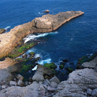 海边嶙峋礁石与澎湃海浪