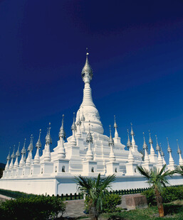 缅甸白色佛塔景观