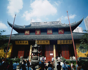 古寺前的热闹场景