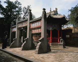 中式古建牌坊前石兽景观