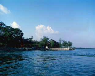 湖畔风光宁静水边景致