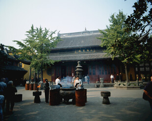 古寺庭院场景