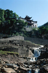 山间瀑布旁的中式古建筑